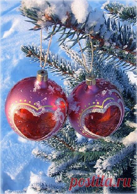 ღДай Бог всего вам вовремя и в меру-
Метель зимой, весною - первоцвет...
В отчаянии - уверенность и веру,
В любви и счастье - долгих, долгих лет.
Мороз не гиблый, оттепели - к месту,
В гирляндах ёлку, в звёздах небосвод,
Угадывать по взгляду и по жесту,
Кто часть тебя, а кто - наоборот.
Пусть Новый год приходит в дом ваш с миром,
С подарками, с надеждами, с мечтой...
Любовь - сердцам, тепло и свет - квартирам,
И чтобы всё в порядке со страной!