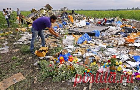 Июль 2014.  ВОЗОБНОВЛЕНИЕ БОЕВЫХ ДЕЙСТВИЙ И КРУШЕНИЕ BOEING В ДОНЕЦКОЙ ОБЛАСТИ / На месте крушения Boeing 777 около села Грабово Донецкой области, 19 июля 2014 года. © ROBERT GHEMENT/EPA/ИТАР-ТАСС  | Что привело к возникновению конфликта, как он развивался и какое влияние оказал на расстановку сил в международных отношениях. ХРОНОЛОГИЯ