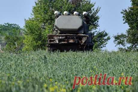 Российские силы ПВО сбили два украинских самолета и два вертолета в зоне СВО. Российские силы противовоздушной обороны сбили два самолета и два вертолета ВВС Украины в зоне специальной военной операции, сообщило Минобороны России. Штурмовик Су-25 был сбит в небе над Херсонской областью, а истребитель Су-27 — в районе Андреевки в ДНР, уточнил представитель министерства.