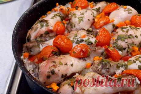 Курица с рисом в духовке: быстрое блюдо для ужина - медиаплатформа МирТесен ЛУЧШЕЕ ЗА НЕДЕЛЮ Когда вы приходите домой с работы, готовить чаще всего уже нет сил. Но поесть вкусно еще как хочется. На помощь приходят “ленивые рецепты”, когда мы готовим блюдо с минимально затрачиваемыми силами. Курица с рисом в духовке - как раз из них. 1. Берем сковороду, наливаем тонкий