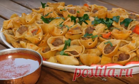 Фаршированные макароны с овощами и картошкой: блюдо на обед Фаршированные макароны с овощами и картошкой можно подавать на стол: как с остальным содержимым казана, так и отдельно. Такое блюдо не только в казане можно сделать, на природе, но и на кухне: в любой сковороде, кастрюле.