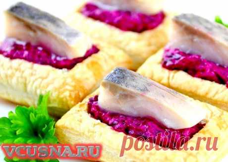 Слойки со свекольной начинкой и селедкой - пошаговый кулинарный рецепт VCUSNA.RU