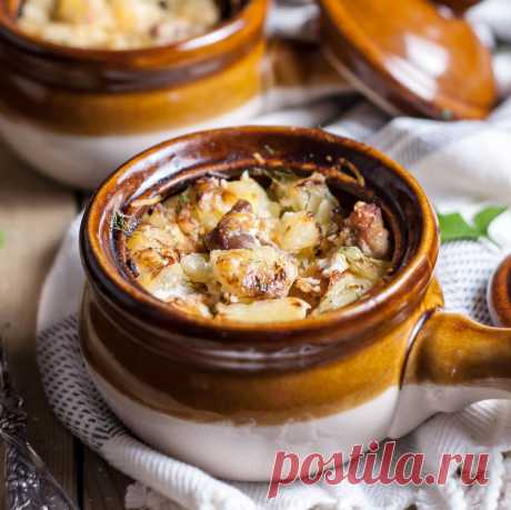 Жаркое из курицы в горшочках
Рецепт ароматного блюда в духовке. Кусочки курицы, картофеля и репчатого лука, тушеные в курином бульоне со сметаной с добавлением небольшого количества сыра.