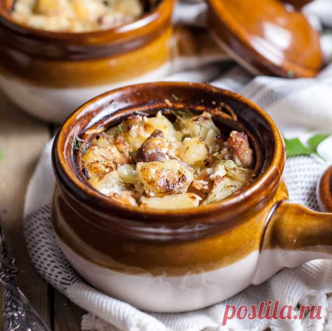 Жаркое из курицы в горшочках
Рецепт ароматного блюда в духовке. Кусочки курицы, картофеля и репчатого лука, тушеные в курином бульоне со сметаной с добавлением небольшого количества сыра.