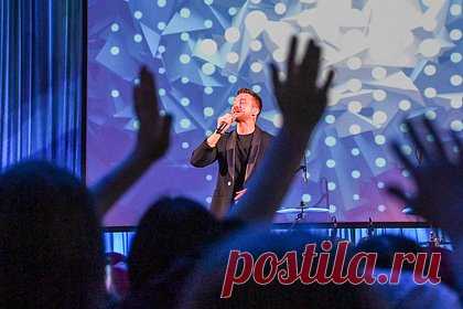 Пенсионерка станцевала на концерте Лазарева и прославилась. От «диско-бабушки» отказалась семья, но ей помогут артисты. Певец Сергей Лазарев заявил, что поможет пенсионерке из Сыктывкара, которая зажигательно станцевала на его концерте, попала на видео и стала звездой социальных сетей. Оказалось, что у нее непростая жизнь. При этом она посещает концерты в столице Республики Коми, и ее хорошо знают в городе.