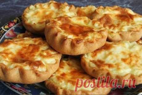 Картофельные шанежки (калитки)
Для теста:
1 пачка маргарина ("Хозяюшка" 200 гр.) По желанию можно заменить сливочным маслом
1 стакан кефира или простокваши (200 гр.)
0,5 ч.л. соли
1 пакет разрыхлителя или 0,5 ч.л. сод.ы.
300 гр. муки (может чуть больше, увидите когда будете месить)
Маргарин размягчить, добавить кефир, замесить мягкое, эластичное тесто. Положить в холодильник на 30-40 минут, чтобы отдохнуло. Потом тесто будет легче раскатываться. Тем временем готовьте начин...