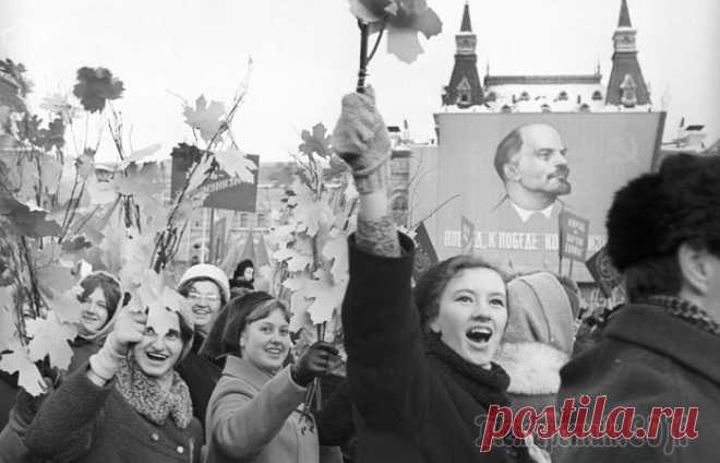 За что в СССР попадали в тюрьму: правонарушения из советского Уголовного кодекса Во времена Советского Союза людей должна была сплотить единая цель – строительство коммунизма. Об этом говорилось по радио и телевидению, газеты пестрели оптимистичными заголовками, а в школах и трудо...