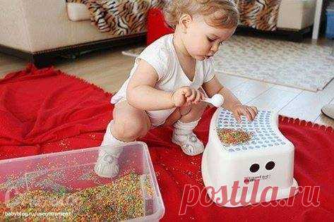 Чем занять ребенка, когда надоели игрушки? 1. Волшебная сумочка. Возьмите свою старую сумку, положите в нее баночки от старых кремов, пудры, и губных помад (вымытые), пустые коробочки, крупные пуговицы, ручки без стержней, старый телефон, пульт от телевизора, блокнотик, карандашик и прочую ерунду (не острую, не грязную и не опасную для малыша). Можно разложить во внутренние карманчики и закрыть замочки и дайте ребенку на растерзание. Дети с игрушками столько не возятся, сколько с этими…