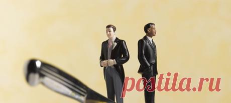 Большинство из нас определились с чувствами по отношению к нетрадиционной мужской сексуальной ориентации. Но если многие женщины относятся к геям с любопытством или симпатией, то мужчины нередко отзываются о них агрессивно. Что заставляет некоторых гетеросексуальных мужчин так относиться к гомосексуалистам? Слово нашим экспертам. #психологиямужчины #психологияличности #вопроспсихологу