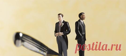 Большинство из нас определились с чувствами по отношению к нетрадиционной мужской сексуальной ориентации. Но если многие женщины относятся к геям с любопытством или симпатией, то мужчины нередко отзываются о них агрессивно. Что заставляет некоторых гетеросексуальных мужчин так относиться к гомосексуалистам? Слово нашим экспертам. #психологиямужчины #психологияличности #вопроспсихологу