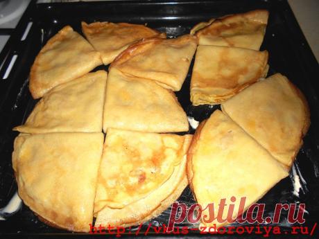 Тонкие блинчики с мясом в духовке.
Это безумно вкусные блинчики, напоминающие беляши, но намного нежнее.Ингредиенты для фарша:

600 гр. свинины с жирком, не постной
1 небольшая луковица
соль
 перец
Блинчики с мясом готовим на молоке с добавлением небольшого количества воды.

Продукты для блинчиков :

130 гр. просеянной муки
3 гр. соли
3 гр. сахара
2/3 стакана молока
0,5 стакана  воды (стакан – 250 мл)
1 яйцо
1 ст.л. растительного масла
0,3 ч.л. куркумы (не обязательно)