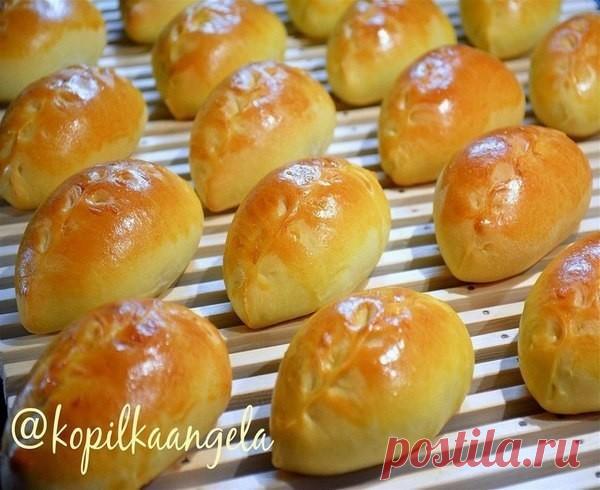 Рецепт очень вкусного воздушного теста для печёных пирожков (пирогов, булочек, ватрушек и т.п.) на кефире.

Ингредиенты на 15-20 пирожков:
50 мл тёплого молока (или воды)
8 г (1,5 ч ложки) сухих дрожжей
70 г сливочного масла
200 г кефира
1 желток
1 ч л соли
1+2 ч ложки сахара
400 г муки (примерно)
1 ч ложка разрыхлителя
'
Приготовление.
Готовим дрожжевую болтушку.
В чашке разогреваем молоко до 36