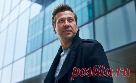 Цвет настроения синий от Андрея Мерзликина: актер станцевал под хит Филиппа Киркорова