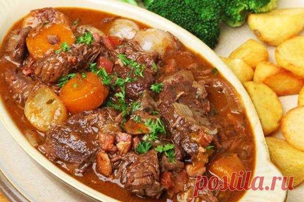 Говядина тушёная с овощами «Стифадо по-гречески»
