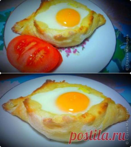 Хачапури по-аджарски.