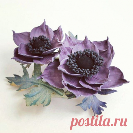 This leather anemone brooch from our #FlowerBreeze collection is out travelling to its new home in London. It's nice to think that more and more orders come from our British customers even though we happily ship our flower pieces worldwide 🌹🌼🌻🌷🌺⚘🌸🏵
#leatherflowers #anemone #leatheranemone #leathergift #leathergiftforher #leatheranniversary 
#presentperfect_creations