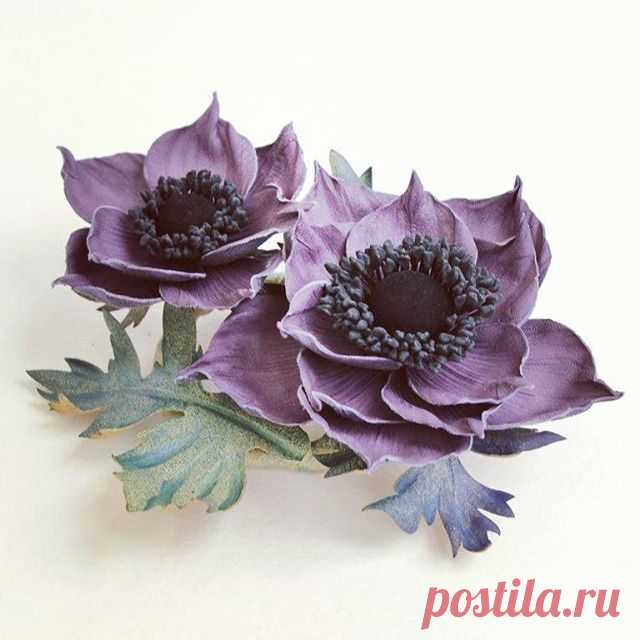 This leather anemone brooch from our #FlowerBreeze collection is out travelling to its new home in London. It's nice to think that more and more orders come from our British customers even though we happily ship our flower pieces worldwide 🌹🌼🌻🌷🌺⚘🌸🏵
#leatherflowers #anemone #leatheranemone #leathergift #leathergiftforher #leatheranniversary 
#presentperfect_creations