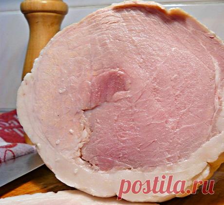 Ветчина домашняя. Зачем магазинное, если можно самим сделать

Ветчину и готовое мясо в магазинах я уже давно не беру. Особенно после того, как один раз попытался поджарить кусочек варено-копченого окорока одного из местных производителей. В результате, на сковороде у меня оказался сморщенный, серый кусочек непонятно чего в противно пахнущей, пузыристой жидкости. Сковороду-то я конечно отмыл, но "осадочек" остался. И вот с тех пор ветчину мы дома едим только ту, которую дел...