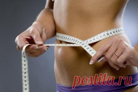 В понедельник выпей молоко (1 л) и минеральную воду или чай.
Во вторник съешь нежирный творог (200 г) и пей сок без сахара. Банановый и виноградный – под запретом.
В среду диета разрешает только утолять жажду минеральной водой (1 л).
В четверг твое меню будет состоять из 4 картофелин в мундире и сока без сахара (800 мл). Опять же кроме бананового и виноградного. 
В пятницу твой рацион будет состоять всего из 5 яблок. 
В субботу питайся нежирным несоленым вареным мясом (200 г) и соком без са