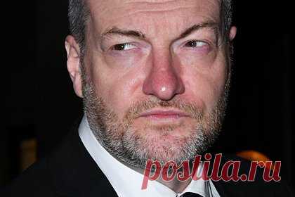 Создатель «Черного зеркала» написал сценарий с помощью ИИ и разочаровался. Шоураннер «Черного зеркала» Чарли Брукер попросил искусственный интеллект (ИИ) написать сценарий для одного из эпизодов сериала и разочаровался. «Я получил что-то, что, на первый взгляд, кажется правдоподобным, но на второй взгляд — дерьмо», — сказал Брукер, отметив, что он «немного поиграл с ChatGPT».