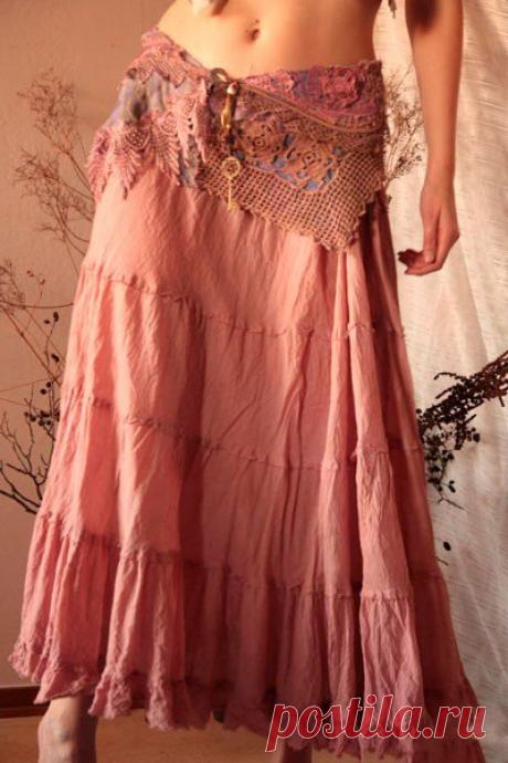 Юбка в стиле бохо Легкие и многослойные юбки бохо напоминают нам этнический стиль или даже немного хиппи. В бохо стиле нет предела фантазии, бесконечные оборки и кружева наслаиваются на джинсовую ткань, лен, хлопок и …