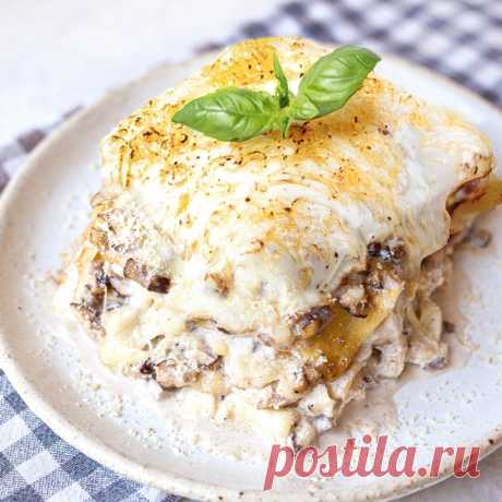 Сливочный вкус яичной лазаньи с грибным соусом покорит сердца гурманов своей нежностью. Приготовьте это аппетитное блюдо по нашему рецепту


Ингредиенты:
5 порций

1 упаковка яичной лазаньи Barilla
170 г тёртого сыра пармезан
500 г измельчённого сыра моцарелла
450 г сыра рикотта
Соль и чёрный перец
Для соуса
150 г шампиньонов
200 мл сливок
50 г сливочного масла
1 луковица
Пошаговая инструкция:
1. Приготовьте грибной соус. Растопите сливочное масло в сковороде, добавьте лук...