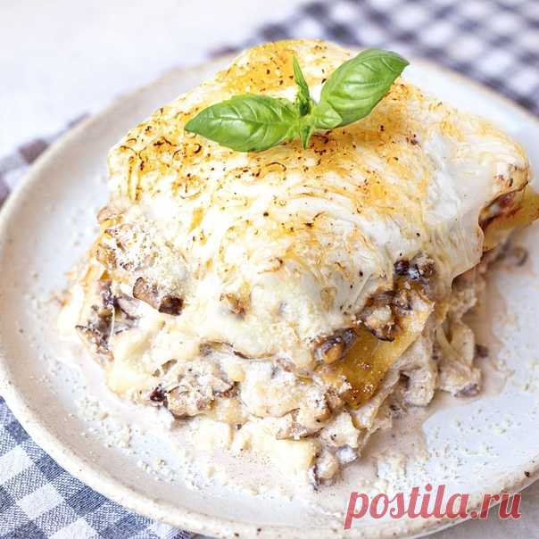Сливочный вкус яичной лазаньи с грибным соусом покорит сердца гурманов своей нежностью. Приготовьте это аппетитное блюдо по нашему рецепту


Ингредиенты:
5 порций

1 упаковка яичной лазаньи Barilla
170 г тёртого сыра пармезан
500 г измельчённого сыра моцарелла
450 г сыра рикотта
Соль и чёрный перец
Для соуса
150 г шампиньонов
200 мл сливок
50 г сливочного масла
1 луковица
Пошаговая инструкция:
1. Приготовьте грибной соус. Растопите сливочное масло в сковороде, добавьте лук...