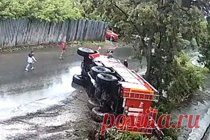 В российском городе пожарный автомобиль попал в ДТП
