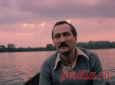 Все знают, что в последние годы жизни гениальный Леонид Филатов тяжело болел Все знают, что в последние годы жизни гениальный Леонид Филатов тяжело болел, но мало кто знает детали того как он проводил свое последнее время в больнице.
После тяжёлой операции он мог и должен был …