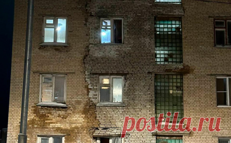 В Подмосковье эвакуировали 120 жителей дома из-за трещины на фасаде. Собственники помещений в бывшем общежиии самовольно переделали канализацию, из-за чего стены мокли и возникла угроза обрушения, заявили местные власти. 30 января степень аварийности здания оценят специалисты-инженеры