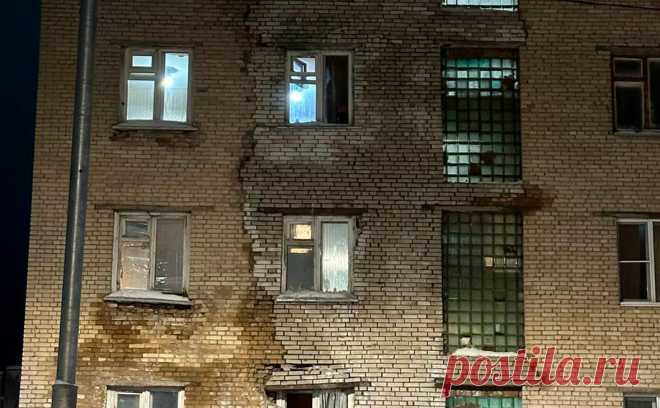 В Подмосковье эвакуировали 120 жителей дома из-за трещины на фасаде. Собственники помещений в бывшем общежиии самовольно переделали канализацию, из-за чего стены мокли и возникла угроза обрушения, заявили местные власти. 30 января степень аварийности здания оценят специалисты-инженеры