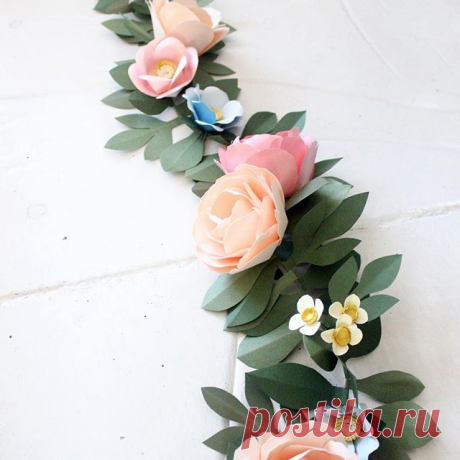 Paper garland with paper flowers perfect for the sweetheart table. #handmadebysarakim #letsmakeflowers