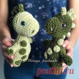Динозаврик амигуруми. Схемы и описания для вязания игрушек крючком! Бесплатный мастер-класс от Натальи @maresya_handmade по вязанию динозаврика из плюшевой пряжи крючком. Высота вязаной игрушки примерно 22-24 см. Для и…