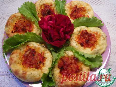 Картофельно-овощные ватрушки - кулинарный рецепт
Картофель	(пюре) — 1 кг
Сыр твердый	— 100 г
Яйцо куриное	— 1 шт
Укроп	— 1 пуч.
Морковь	— 1 шт
Лук репчатый	— 1 шт
Перец сладкий красный	— 1 шт
Соевый соус	(ТМ &quot;Kikkoman&quot;) — 3 ст. л.
Приправа	(5 перцев)
Соль
Мука пшеничная	(+ немного для присыпки) — 4 ст. л.
Масло растительное	— 2 ст. л.
Желток яичный	(для смазывания) — 1 шт
