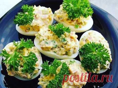 ФАРШИРОВАННЫЕ ЯЙЦА - превосходная закуска для праздничного стола!
на 100грамм - 119.68 ккалБ/Ж/У - 11.18/7.28/1.48 

Понадобится: 

Яйца - 6 шт
Куриное филе - 60 г (вареное)
Соленый огурец - 1/2 шт
Зеленый лук - 5 г
Натуральный йогурт - 3 ст. л
Дижонская горчица - 1 ч. л
Сельдерей - 10 г
Соль, перец - по вкусу

Готовим:
 
Яйца отварить вкрутую. Остудить залив холодной водой. После очистить от скорлупы. Разрезать на половинки. Аккуратно вынуть желтки, чтобы не повредить бел...