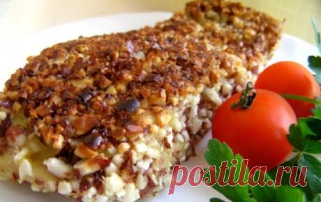 Вкусная рыбка к праздничному столу.
минтай, 350 г (или др. рыба)
арахис, 40 г
мука, 35 г
сливочное масло, 20 г
луковица, 1 шт.
яйцо, 1 шт.
панировочные сухари, 2 ч.л.
паприка, 1 щепотка
черный перец
соль
растительное масло