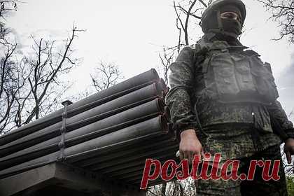 Глава Генштаба вручил госнаграды отличившимся в Авдеевке военнослужащим. Начальник Генштаба Вооруженных сил (ВС) России Валерий Герасимов в зоне СВО вручил награды военнослужащим, которые отличились в ходе боев за Авдеевку. Об этом сообщили в Минобороны России. Герасимов вручил военнослужащим ордена Мужества и медали «За отвагу» в командном пункте управления группировки войск «Центр».