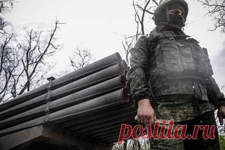 Глава Генштаба вручил госнаграды отличившимся в Авдеевке военнослужащим. Начальник Генштаба Вооруженных сил (ВС) России Валерий Герасимов в зоне СВО вручил награды военнослужащим, которые отличились в ходе боев за Авдеевку. Об этом сообщили в Минобороны России. Герасимов вручил военнослужащим ордена Мужества и медали «За отвагу» в командном пункте управления группировки войск «Центр».