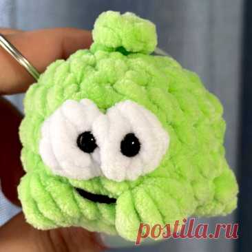 PDF Зелёный сладкоежка крючком. FREE crochet pattern; Аmigurumi toy patterns. Амигуруми схемы и описания на русском. Вязаные игрушки и поделки своими руками #amimore - маленький Ам Нямчик из игры Cut the Rope, плюшевый Ам Ням из мультсериала &quot;Приключения Ам Няма&quot;.