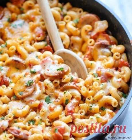 Вкусные макароны с колбасой.