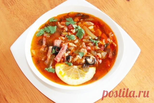 А вы любите солянку?

Ингредиенты:

Филе куриное — 200–250 г
Изделия мясные — 350 г
Изделия колбасные — 350 г
Огурец маринованный — 2 шт.
Рассол — 0,5 стак.
Маслины — 0,5 банки
Лук — 1 шт.
Морковь — 1 шт.
Паста томатная — 1 ст. л.
Чеснок — 1-2 зубчика
Зелень — по вкусу
Соль — по вкусу
Перец черный — по вкусу
Перец красный — по вкусу
Лимон — 1 шт.
Рис — 0,3 стак.
Картофель — 1–2 шт.

Приготовление:

1. Подготовьте ингредиенты.
2. В кастрюлю налейте чуть больше половины воды...