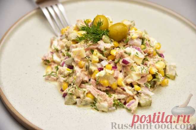 Рецепт: Салат с тунцом, кукурузой, солёными огурцами и яйцами на RussianFood.com