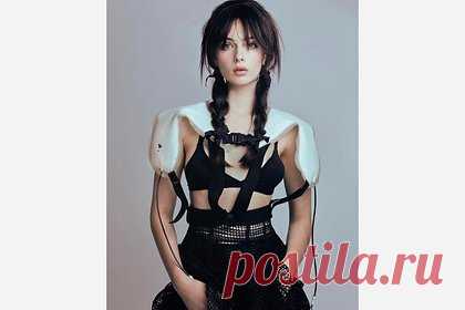 18-летняя дочь Моники Беллуччи снялась в нижнем белье для журнала. Дочь супермодели Моники Беллуччи и актера Венсана Касселя Дева снялась в нижнем белье для журнала The Glass Magazine. 18-летняя знаменитость выложила серию фото, на которых она запечатлена в черном бюстгальтере, юбке, оформленной пайетками, и белой накидке с длинными шнурками и застежками.