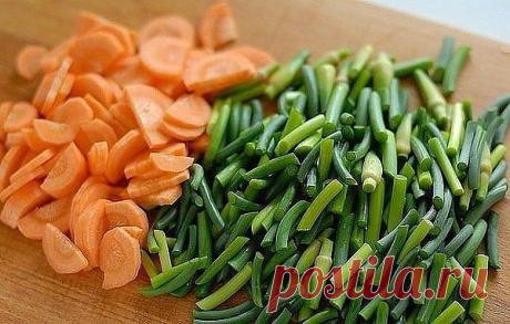 Салат из стрелок чеснока по-корейски

Очень вкусный салат из стрелок чеснока по-корейски! Его еще называют Хе из чесночных стрелок. Яркий, острый, пробуждающий аппетит и вкус к жизни! Готовить острые чесночные стрелки очень просто и быстро.

Ингредиенты:

чесночные стрелки — 2-3 пучка
Морковь — 1 шт.
Чеснок — 2-3 зубчика
Уксус столовый (6%, лучше яблочный или винный) — 1 ч.л.
Сахар — 0,5 ч.л.
Лавровый лист — 3-4 шт.
Приправа для корейской моркови — 1 ст.л. (перец чили, мол...