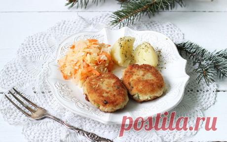 Рыбные котлеты с зеленым луком.
Отличный рецепт ароматных рыбных котлет из замороженного минтая с добавлением в фарш зеленого лука.