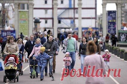 Россияне задумались об экономии на детях. Большинство россиян ожидают, что в 2022 году кружки, секции, курсы и услуги репетиторов подорожают. 84 процента родителей думают, что стоимость товаров и услуг для детей вырастет, в том числе 60 процентов ожидают подорожания дополнительного образования. 44 процента планируют сократить расходы на детей.