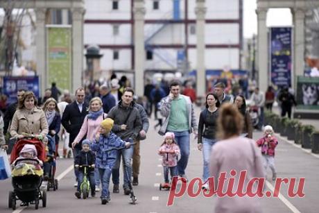 Россияне задумались об экономии на детях. Большинство россиян ожидают, что в 2022 году кружки, секции, курсы и услуги репетиторов подорожают. 84 процента родителей думают, что стоимость товаров и услуг для детей вырастет, в том числе 60 процентов ожидают подорожания дополнительного образования. 44 процента планируют сократить расходы на детей.