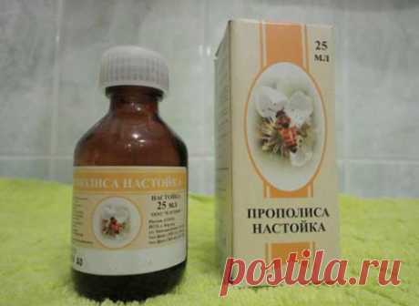 Простые рецепты от насморка (для взрослых и детей). 
 Сохраните себе, чтобы не потерять! 

1. Масло чайного дерева. 
Когда он только начинается - перемешать 1:1 с касторовым маслом и смазывать ватной палочкой нос внутри. 

2. Сухой стебель чеснока. 
Сухую палочку от головки чеснока поджечь. Она будет тихонько тлеть. Затушить и подышать этим дымком (чесноком пахнуть не будет). Сначала одной ноздрей, зажимая другую, потом наоборот. И так несколько раз сделать. Насморк, может...