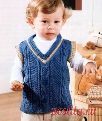 ​Жилет для мальчика спицами Связан из 130 грамм тёмно-голубой и 20 грамм бежевой тонкой пряжи  (100 % акрил, 50 г/110 м), спицами № 4.  Вязать нитью в 2 сложения.   Нравится публикация? И хочется почаще видеть описания детских жилетов? Дайте нам знать!