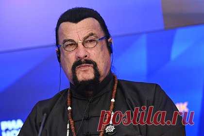 Стивен Сигал высказал уверенность в победе России в конфликте на Украине. Американский актер и продюсер, спецпредставитель МИД РФ по российско-американским гуманитарным связям Стивен Сигал высказал уверенность, что Россия одержит победу в военном конфликте на Украине. «Да, точно вам говорю, мы победим», — заявил артист в среду на марафоне «Знание», отвечая на соответствующий вопрос.